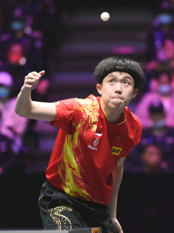 ◎ 四月十日,在河南新鄉舉行的世界乒乓球職業大聯盟(WTT)新鄉冠軍賽男單首輪比賽中,中國選手王楚欽以3比0戰勝中國香港選手黃鎮廷,晉級十六強。圖為王楚欽在比賽中。(中新社)