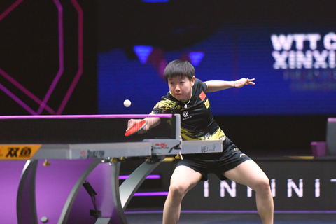 ◎ 四月十日,在河南新鄉舉行的世界乒乓球職業大聯盟(WTT)新鄉冠軍賽女單首輪比賽中,中國選手孫穎莎以3比0戰勝中國香港選手杜凱琹,晉級十六強。圖為孫穎莎在比賽中。(中新社記者 郝淩宇 攝)