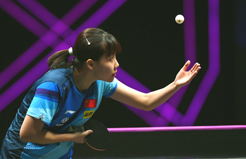 ◎ 四月十一日,陳幸同在比賽中發球。在河南新鄉舉行的世界乒乓球職業大聯盟(WTT)新鄉冠軍賽女單首輪比賽中,中國選手陳幸同以三比0戰勝日本選手木原美悠,晉級十六強。(新華社記者 郝源 攝)
