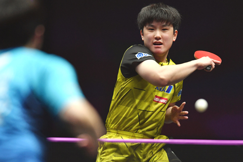 ◎ 四月十一日,張本智和在比賽中回球。在河南新鄉舉行的世界乒乓球職業大聯盟(WTT)新鄉冠軍賽男單第二輪比賽中,日本選手張本智和以一比三不敵韓國選手林鍾勛,無緣八強。(新華社記者 李嘉南 攝)