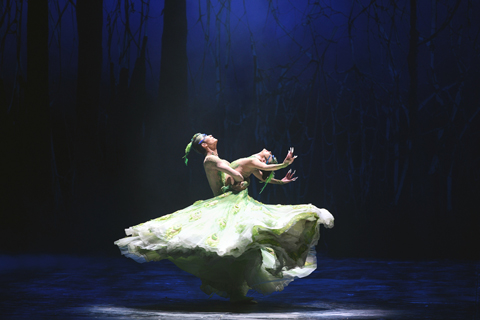 ◎ 四月十二日晚,由楊麗萍擔任總編導的二0二二版舞劇《孔雀》在天津大劇院歌劇廳上演。全劇分春、夏、秋、冬四個篇章,故事圍繞「生命」和「愛」兩個主題展開。(中新社記者 佟郁 攝)