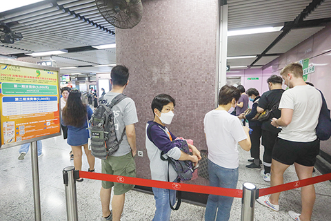 ◎ 四月十六日,香港市民領取新一期電子消費券。當天,香港特區政府派發新一期三千港元的電子消費券。(中新社記者 陳永諾 攝)
