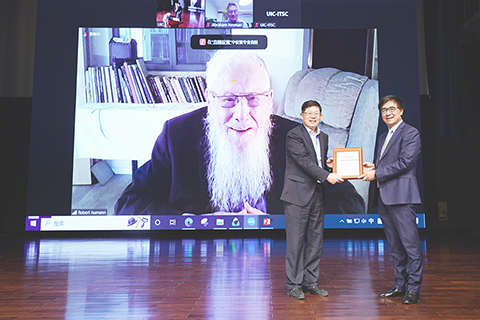 ◎ UIC校長湯濤院士向諾獎得主Aumann頒授榮譽教授證書,由劉文斌教授代領。