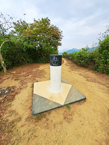 社山上的標高柱。