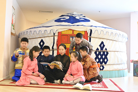 ◎ 四月二十二日,內蒙古呼和浩特市,老師和小學生們在一起閱讀。世界讀書日臨近,少年兒童們在內蒙古圖書館內樂享閱讀。(中新社記者 劉文華 攝)