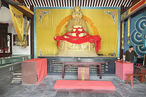 土家族先祖廩君巴人神像。