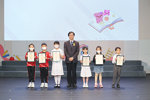 ◎ 美術組別初小及中小組三甲得主獲頒獎狀。