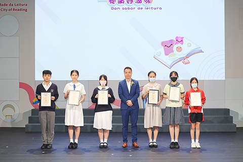 ◎ 徵文組別高小姐.初中組及高中組三甲得主獲頒獎狀。