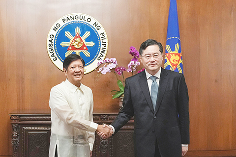 ◎ 當地時間四月廿二日,菲律賓總統馬科斯在馬尼拉會見中國國務委員兼外長秦剛。(香港中通社圖片)