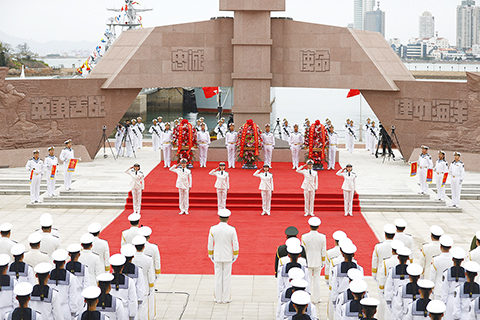 ◎ 四月二十三日上午,為慶祝中國人民解放軍海軍成立七十四周年,中國海軍在青島海軍博物館隆重舉行致敬人民海軍英雄儀式。(中新社記者 富田 攝)