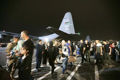 ◎ 蘇丹衝突雙方四月二十四日繼續交火,首都喀土穆部份地區傳出激烈槍炮聲。多個國家已啟動撤僑行動。圖為當日,從蘇丹撤離的人們抵達約旦首都安曼的軍用機場。(新華社)
