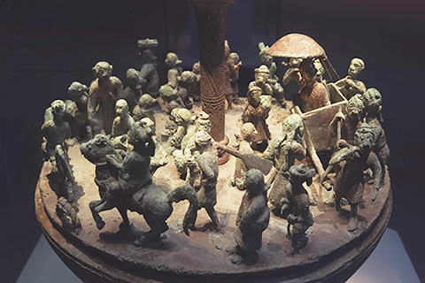 ◎ 出土于雲南省江川李家山墓地的祭祀場面貯貝器位居展覽「C位」。(中新社記者 胡健 攝)