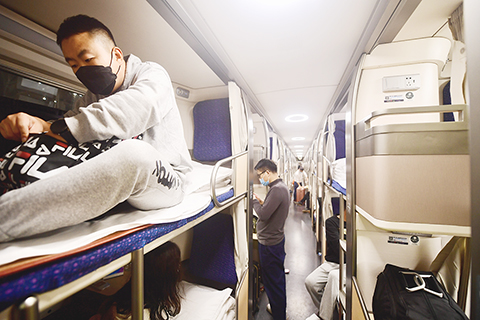◎ 新型臥舖動車組列車,被旅客稱為「移動的賓館」。(資料圖)(中新社記者 陳文 攝)
