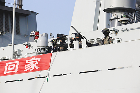 ◎ 當地時間四月二十六日,中國海軍導彈驅逐艦南寧艦、綜合補給艦微山湖艦緊急駛赴蘇丹,執行撤離我在蘇丹人員任務。圖為海軍陸戰隊隊員在撤離現場擔負警戒任務。(新華社)