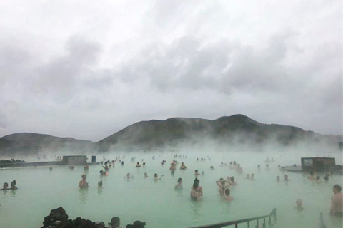 好多人在藍湖溫泉沐浴。