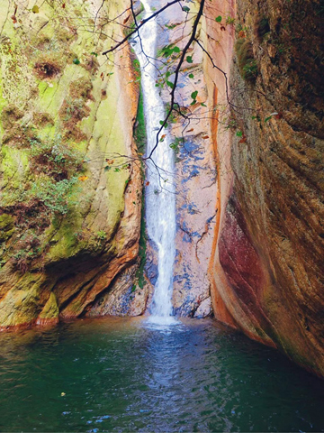 花果山村內,激越著的一泓清冽湍流。