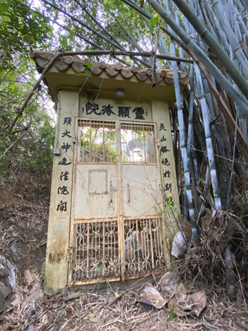 靈顯法院的門樓。