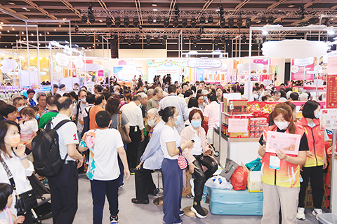 ◎ 四月二十九日,首場「開心香港」美食巿集在灣仔香港會議展覽中心舉辦,有攤檔設試食名額,並接受電子消費券支付。不少市民在開幕前一小時已到場排隊,中午起人流漸多,需要實施人潮管制。(香港中通社記者 曹文毓攝)