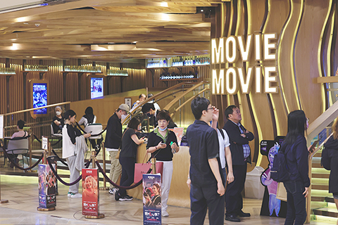 ◎ 四月二十九日,香港金鐘一家戲院,觀眾排隊有序購票。當日是「全港戲院日」,所有戲院門票劃一收三十元。截至中午十二時,已售出逾二十萬張戲票,尚餘少量戲票。(香港中通社記者 曹文毓攝)