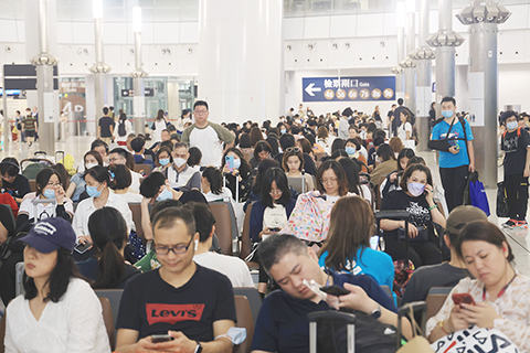 ◎ 四月二十九日是內地「五一旅遊黃金周」的首日,香港高鐵西九龍站客流如潮。圖為大批旅客於候車大堂等車。(香港中通社記者 許其皓攝)