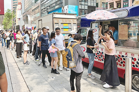 ◎ 內地「五一黃金周」展開(四月二十九日至五月三日),入境處預計約有四百六十一萬人次(包括香港居民及訪客)經各海、陸、空管制站進出香港。四月二十九日「黃金周」首日,香港迎來大批旅客,不少知名食肆大排長龍。圖為當日,大批旅客排隊購買富豪雪糕。(香港中通社記者 謝光磊攝)