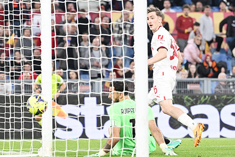 ◎ AC米蘭沙利麥卡斯(右)最後一刻扳平羅馬。(新華社)