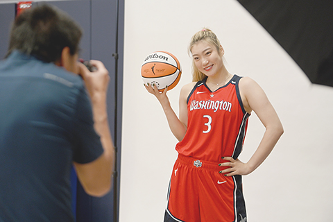 ◎ 當地時間五月一日,美國女子職業籃球聯賽(WNBA)華盛頓神秘人隊舉行新賽季媒體開放日活動,新加盟該隊的中國女籃球員李夢隨隊亮相。(中新社記者 陳孟統 攝)
