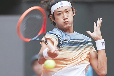 ◎ 五月二日,張之臻在回球。在二0二三年馬德里網球公開賽男子單打第四輪比賽中,中國選手張之臻以二比一戰勝美國選手引里茨,晉級八強。(新華社記者 孟鼎博 攝)