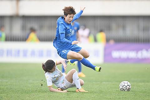 ◎ 五月六日,在北京進行的二零二三年中國足球協會女子超級聯賽第八輪比賽中,上海農商銀行隊五比零戰勝北京女足隊。圖為上海農商銀行隊球員馬英雙(藍衣)突破防守。(中新社記者 田雨昊攝)