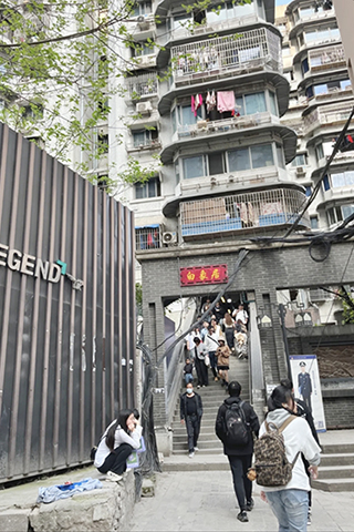 白象居,很普通的民樓。