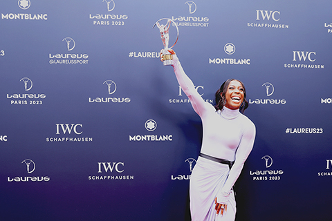 ◎ 五月八日,獲得年度最佳女運動員獎的弗雷澤——普萊斯在展示獎盃。二0二三年勞倫斯世界體育獎頒獎典禮在巴黎舉行,牙買加短跑名將弗雷澤——普萊斯獲評年度最佳女運動員獎。(新華社記者 高靜 攝)