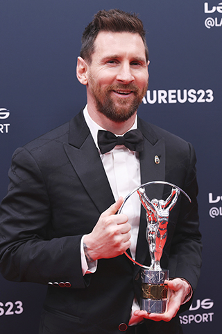 ◎ 五月八日,獲得年度最佳男子運動員獎的美斯在展示獎盃。二0二三年勞倫斯世界體育獎頒獎典禮在巴黎舉行,阿根廷足球運動員美斯成為最大贏家,他不僅第二次榮膺年度最佳男子運動員獎,其所在的阿根廷男足國家隊還獲評最佳團隊獎。(新華社記者 高靜 攝)