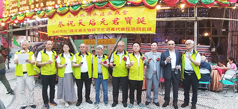 ◎ 媽閣前地大戲棚前恭賀天后娘娘寶誕神功宴祝酒祈求全澳平安。