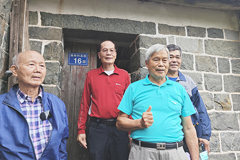 ◎ 台灣梁氏後裔在祖屋前合影留念。(吳冠標攝)