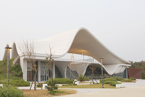 桃園市永安漁港 ◎ 台灣桃園市新屋區永安漁港是台灣唯一的客家漁港,位於永安里,社子溪出海口北側,是中壢區漁會轄區內的唯一漁港。漁港內的永安海螺文化館,純白色海螺曲線意象造型的設計,成為該區的新地標。建築上層是民眾拍照打卡、拍攝婚紗照的首選之地;下層建築則是展示區,民眾可以透過幻燈投影等設備暸解昔日牽罟、捕海螺等特色捕魚方法。(香港中通社圖片)