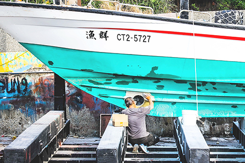 ◎ 漁民正在修補漁船。(香港中通社圖片)