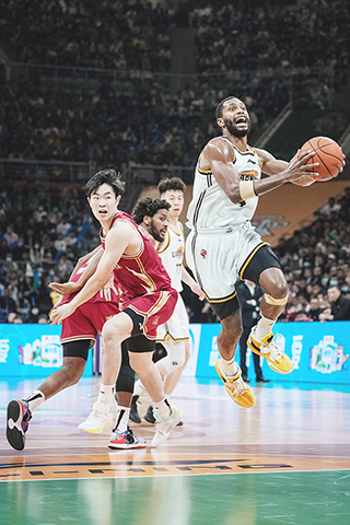 ◎ 五月十三日,遼寧本鋼隊球員弗格(右)在比賽中上籃。在遼寧瀋陽舉行的二0二二至二0二三賽季中國男子籃球職業聯賽(CBA)總決賽第三場比賽中,遼寧本鋼隊主場以九十四比六十八戰勝浙江稠州金租隊,總比分三比0領先。(新華社記者 潘昱龍 攝)