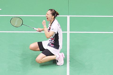 ◎ 五月十八日,在江蘇蘇州舉行的二0二三年蘇迪曼杯世界羽毛球混合團體錦標賽B組小組賽中,印度尼西亞隊對陣泰國隊。圖為泰國隊選手李美妙在女子單打比賽取勝後慶祝。(中新社記者 泱波 攝)