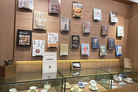 百年百款西式咖啡器皿特展。(中新社記者 高志苗 攝)