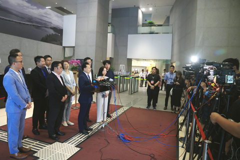 ◎ 「香港各界撐完善地區治理大聯盟」自五月五日成立起,在坊間及線上收集了不少市民簽名,展現了社會全力支持各界對完善地區治理的強烈訴求。大聯盟五月二十九日将部份街站所收集實體簽名,轉交予政務司司長陳國基。(香港中通社記者 許其皓 攝)