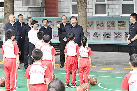 ◎ 五月三十一日上午,中共中央總書記、國家主席、中央軍委主席習近平來到北京育英學校看望慰問師生,向全國廣大少年兒童祝賀「六一」國際兒童節快樂。這是習近平在籃球場同正在上體育課的小學生們親切交流。(新華社記者申宏 攝)
