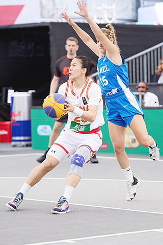 ◎ 五月三十一日,中國隊球員王麗麗(左)在比賽中進攻。在奧地利維也納舉行的二0二三國際籃聯三人籃球世界盃女子小組賽D組比賽中,中國隊以二十一比四戰勝以色列隊。(新華社發)