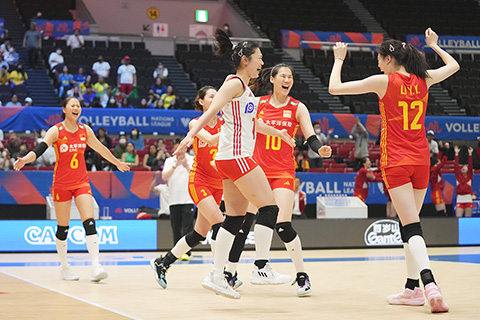 ◎ 五月三十一日,中國隊球員慶祝勝利。在日本名古屋舉行的二0二三年世界女排聯賽分站賽中,中國隊以三比二戰勝巴西隊。(新華社記者 張笑宇 攝)