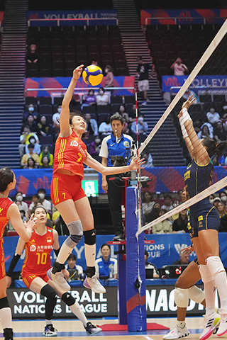 ◎ 五月三十一日,中國隊球員王媛媛(上)在比賽中扣球。中國隊以三比二戰勝巴西隊。(新華社記者 張笑宇 攝)