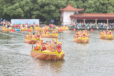 ◎ 六月三日,江西南昌東湖水域,為迎接即將到來的端午佳節,一場趣味親子龍舟比賽在此舉行,來自南昌全市的四十八組親子家庭龍舟隊駕駛著「龍舟」展開比賽。圖為比賽現場。(中新社記者 劉力鑫 攝)
