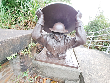 從下水道爬出來的假士兵