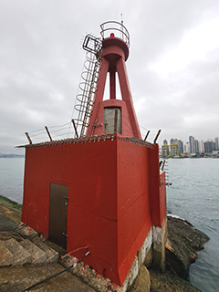 岸邊豎立的燈塔