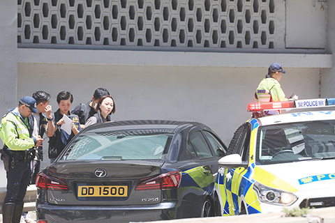 ◎ 六月十日,香港一可疑私家車拒絕執法人員截查,在何文田公主道近紅磡警署時企圖撞開前來截停的警車,其後撞向護欄,最終警方鳴槍將涉事司機逮捕,事件中無人受傷,涉事車輛左邊車窗破裂,車頭損壞。圖為警方於現場展開調查。(香港中通社記者 許其皓 攝)