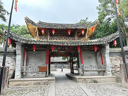 掛有「芙蓉」牌匾的門。