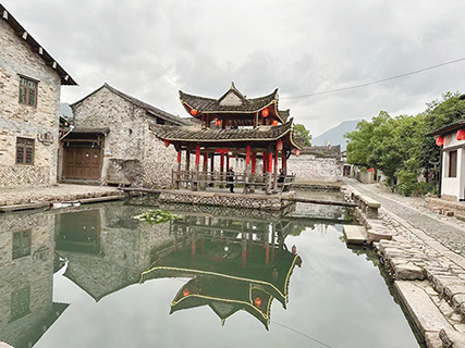 芙蓉村主街中部南側,鑿一內湖,湖水清澈見底。